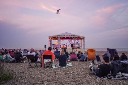 Un quiosco de música se instala en la playa durante el Festival de Aldeburgh (Inglaterra).