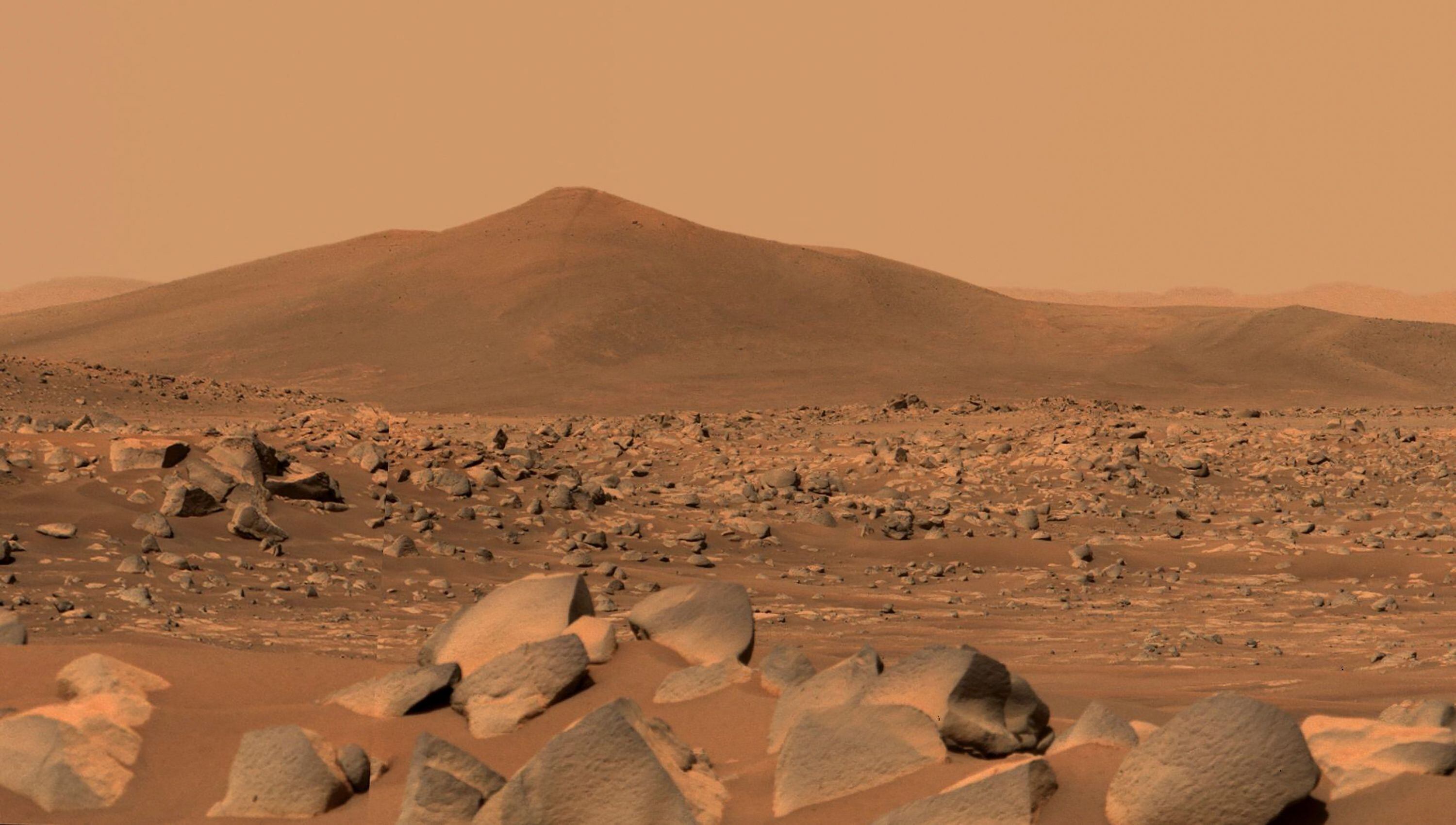El robot 'Perseverance' de la NASA fotografía el cráter Jézero en Marte, en mayo de 2021.