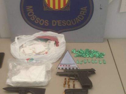 Las armas y las drogas introducidas en el coche del estibador, en una fotografía que publicitaron los Mossos.