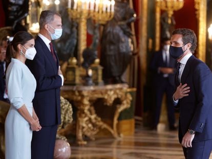 El líder del Partido Popular, Pablo Casado (derecha) saluda al rey Felipe y la reina Letizia, durante la recepción ofrecida por los reyes en el Palacio Real con motivo de la Fiesta Nacional del 12 de Octubre, este martes.