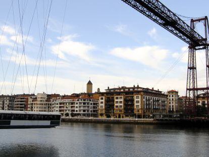 El puente colgante de Vizcaya tiene visitas guiadas y trayectos en la barquilla. 