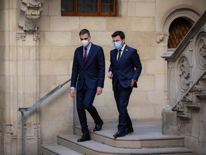 El presidente del Gobierno, Pedro Sánchez y el presidente de la Generalitat, Pere Aragonès, el pasado miércoles a su salida de la reunión en el Palau de la Generalitat en Barcelona.