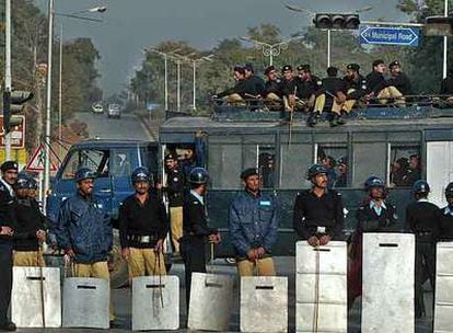 Policías paquistaníes vigilan, en las calles de Islamabad, una manifestación organizada por la oposición.