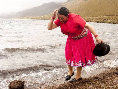María Lluilema, campesina indígena, se moja la cabeza en las lagunas de Ozcogoche (Ecuador).