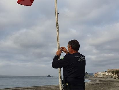 Las playas andaluzas izan la bandera roja contra el turismo inconveniente