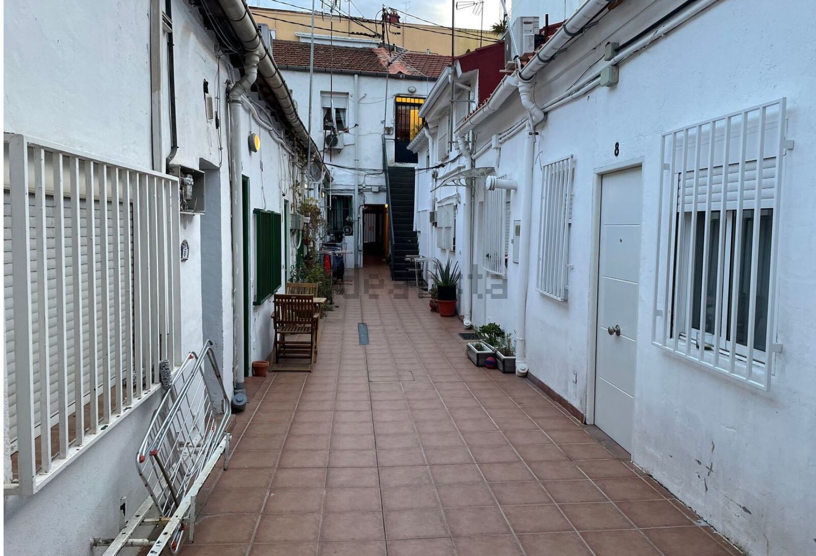 El patio del bloque de viviendas donde se anuncia el piso.
