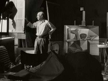Pablo Picasso en 1948, asomado a una ventana de su estudio en el número 2 de la rue des Grands Augustins de París.