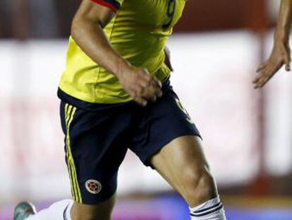 Falcao dribla en un amistoso contra Costa Rica.