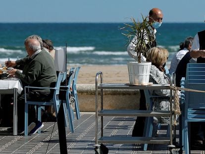 Terraza de un restaurante en la playa de la Malvarrosa de Valancia, el año pasado.