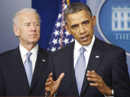 El vicepresidente, Joseph R. Biden, junto al presidente de Estados Unidos, Barack Obama, durante la rueda de prensa tras evitar el abismo fiscal.