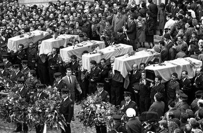Els fèretres dels sis agents durant el funeral.