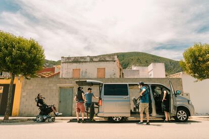 Rafa Botella, durante el rodaje de 'Hardcore' en su pueblo de Simat de la Valldigna.