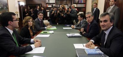 Los equipos del Gobierno y el PP, encabezados por Jáuregui y Sáenz de Santamaría, en la primera reunión para el traspaso de poderes.