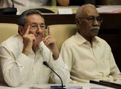 El presidente cubano, Raúl Castro, y el vicepresidente Juan Almeida, el sábado en la Asamblea Nacional en La Habana.