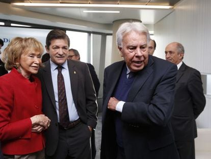 El ex presidente del Gobierno, Felipe González (derecha) junt con el presidente de Asturias, Javier Fernández, y la ex vicepresidente del Gobierno, María Teresa Fernñandez de la Vega