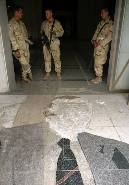 Soldados estadounidenses en la entrada del hotel Al Rashid; el rostro del mosaico en el suelo era el del presidente George Bush.