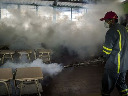 Un treballador fumiga una escola de Santa Tecla (el Salvador) per intentar eradicar el mosquit que transmet el zika, el 28 de gener.