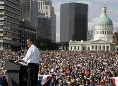 Barack Obama se dirige a sus seguidores en un mitin, ayer en St. Louis, Misuri.