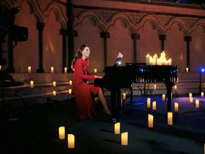 La duquesa de Cambridge toca el piano, durante el concierto de Navidad en la Abadía de Westminster, en Londres.