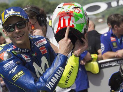 Valentino Rossi enseña el nuevo diseño de su casco al acabar la clasificación.