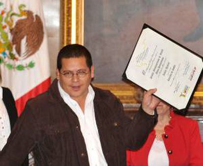 El escritor mexicano Julián Herbert tras recibir el 22 de octubre de 2012, en la capital mexicana, el V Premio Iberoamericano "Elena Poniatowska" de novela por "Canción de tumba". EFE/Archivo