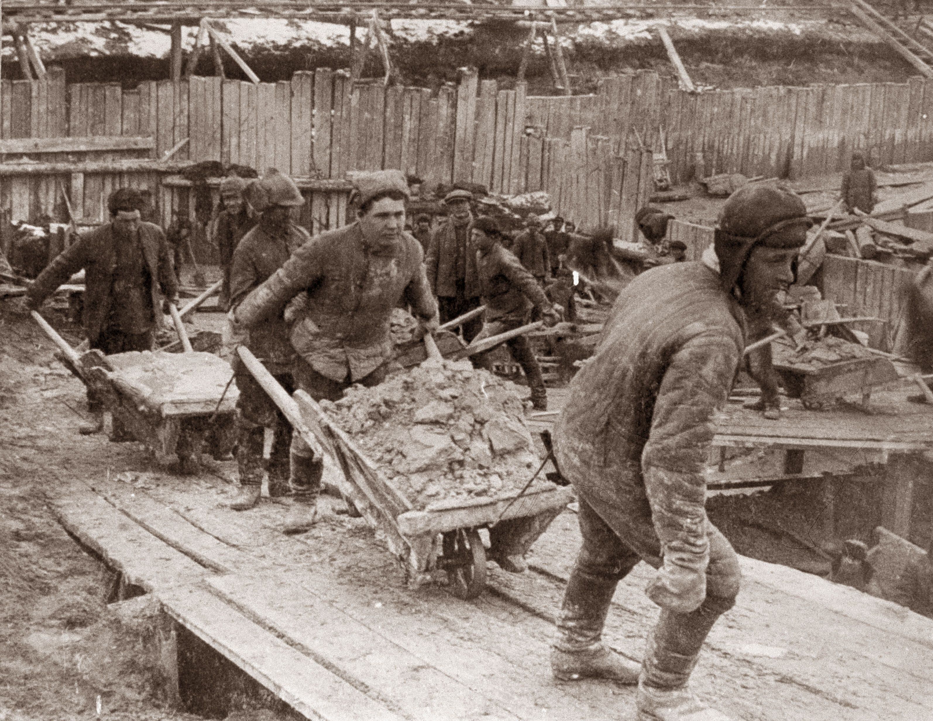 Construcción del canal del mar Báltico por prisioneros del gulag.
