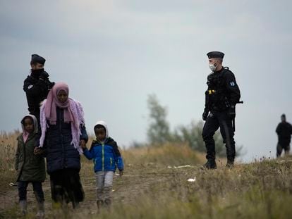 Oficiales de policía franceses inspeccionan la zona de asentamientos de migrantes en Calais, Francia, el 14 de octubre de 2021.