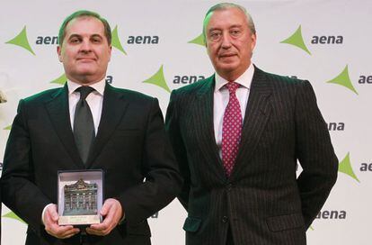 El presidente de Aena, José Manuel Vargas, con el de Enaire y secretario de Estado de Infraestructuras, Julio Gómez Pomar, en el estreno bursátil del operador aéreo en febrero de 2015.