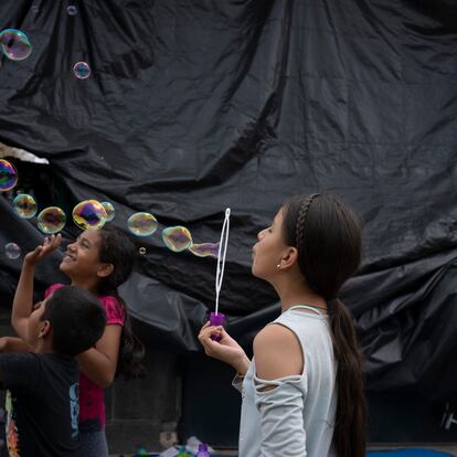 Campamento de migrantes en Reynosa, Tamaulipas, México. Las familias son deportadas de Estados Unidos a México, en su mayoría mujeres y niños, originarias de El Salvador, Honduras y Guatemala se encuentran varadas en Reynosa. La cantidad de personas deportadas a Reynosa ha aumentando bajo el Titulo 42, en la plaza pública duermen aproximadamente 400 personas. Los migrantes están vulnerables al secuestro y la violencia, carecen de servicios sociales o de salud básicos de primera necesidad como agua potable y refugio. El estado de Tamulipas es un paso obligado para los migrantes con la intención de llegar a  Estados Unidos. La organización Médicos sin Fronteras advirtió que los indocumentados están vulnerables al secuestro y la violencia.