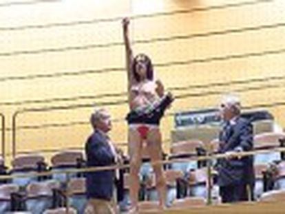 La mujer, de la organización Femen, ha rechazado la aprobación de la reforma de la ley del aborto, que se debate este miércoles
