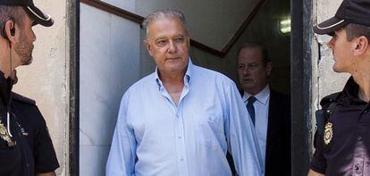 El exconsejero de la Junta de Andalucía, Ángel Ojeda, a su salida de los juzgados de Cádiz tras prestar declaración.