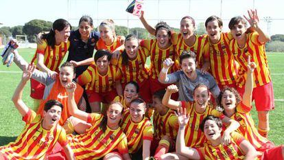 El equipo femenino del FC Barcelona celebra el título de Liga. 