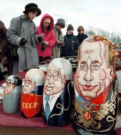 Un puesto de un mercadillo en San Petesburgo (Rusia) con una gran "matrioshka" en la que se representan caricaturas de líderes rusos.