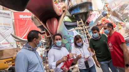 Teodoro García Egea (segundo por la izquierda), con los dirigentes del PP valenciano María José Catalá y Carlos Mazón, en las pasadas fallas en Valencia.