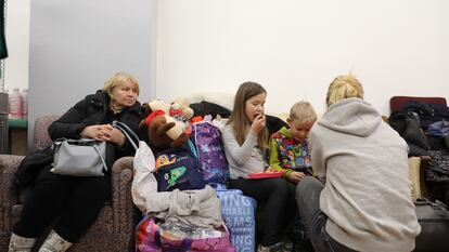 Una mujer ucrania da de comer a sus hijos, tras llegar a Madrid en un viaje en autobús organizado por una ONG, el pasado día 11 de marzo.