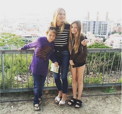 Gwyneth con sus hijos, Moses y Apple, de vacaciones en Barcelona.