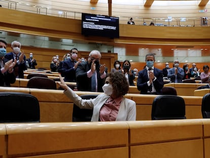La ministra de Hacienda, María Jesús Montero, aplaudida por la bancada del PSOE en el Senado.