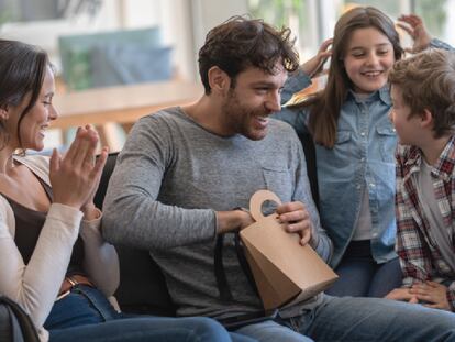 En España, el 19 de marzo sigue siendo tradición obsequiar a los padres. GETTY IMAGES.