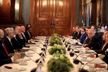 Andrés Manuel López Obrador, durante una reunión con la comitiva del Gobierno de Estados Unidos.