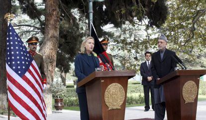 El presidente afgano, Hamid Karzai, y la secretaria de Estado de EEUU, Hillary Clinton