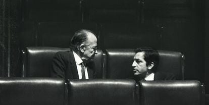 Santiago Carrillo (izquierda) charla con Adolfo Suárez en el Congreso de los Diputados en 1983.