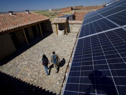 Paneles solares en el albergue de peregrinos de Gotarrendura, &Aacute;vila.