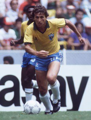 Zico conduce el balón en un partido del Mundial de México, en 1986.