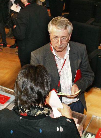 Fernández Toxo deposita su voto en el Congreso de CC OO.