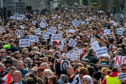 Manifestantes durante la protesta a favor de la sanidad pública, este domingo en Madrid.