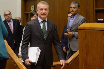 El responsable de seguridad del Parlamento vasco (derecha), en un pleno de la Cámara.