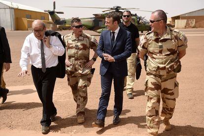 El presidente francés, Emmanuel Macron, y su ministro de Exteriores, Jean-Yves Le Drian, visitan las topas francesas en el Sahel en junio de 2020