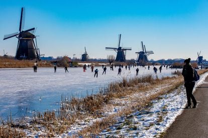 En los Países Bajos hay más kilómetros de canales que en cualquier otra parte el mundo, así que a quien le gusten los caminos de sirga aquí tendrá donde elegir. Una de las mejores zonas para visitar (al menos en lo que a paisaje típicamente neerlandés se refiere) es la zona de <a href="https://www.kinderdijk.com/plan-your-trip/" target="_blank">Kinderdijk</a>, con molinos de viento a orillas del canal y pólderes que han ganado varias hectáreas de tierras bajas al mar. Hay muchos kilómetros de caminos por explorar: la ruta circular Kinderdijkpad es muy asequible y pasa por molinos, mientras que la Polderhoppen & Vogel Spotten, más larga, se aventura por la verde campiña de Alblasserwaard. Si apetece embarcarse en una ruta aún más larga, se pueden seguir los carriles-bici desde Róterdam. También es una buena excursión de un día si se toma el taxi acuático que sale desde el centro de Róterdam. La ruta circular corta, partiendo (y volviendo) de Kinderdijk, son solo 7,5 kilómetros. La ruta más larga, 17.