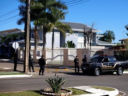 Oficiales de la Policía Federal hacen guardia cerca de la casa del expresidente brasileño, Jair Bolsonaro, durante un registro sorpresa este miércoles.