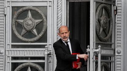 El embajador de España en Rusia, Marcos Gómez Martínez, abandona el Ministerio de Asuntos Exteriores en Moscú, este miércoles.